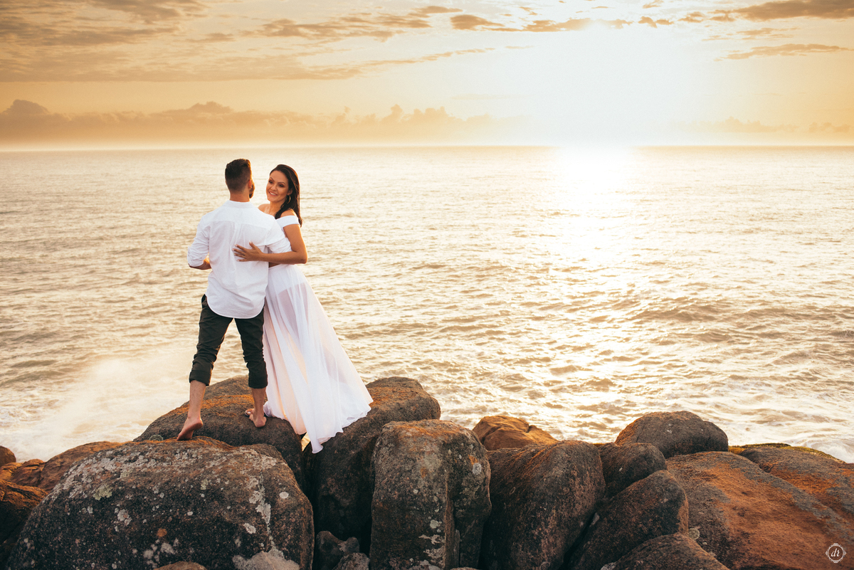 ensaio na praia pre casamento guardo do embau santa catarina nascer do sol na praia fotos na praia noiva na praia ensaio de casal daniela radavelli fotografia 