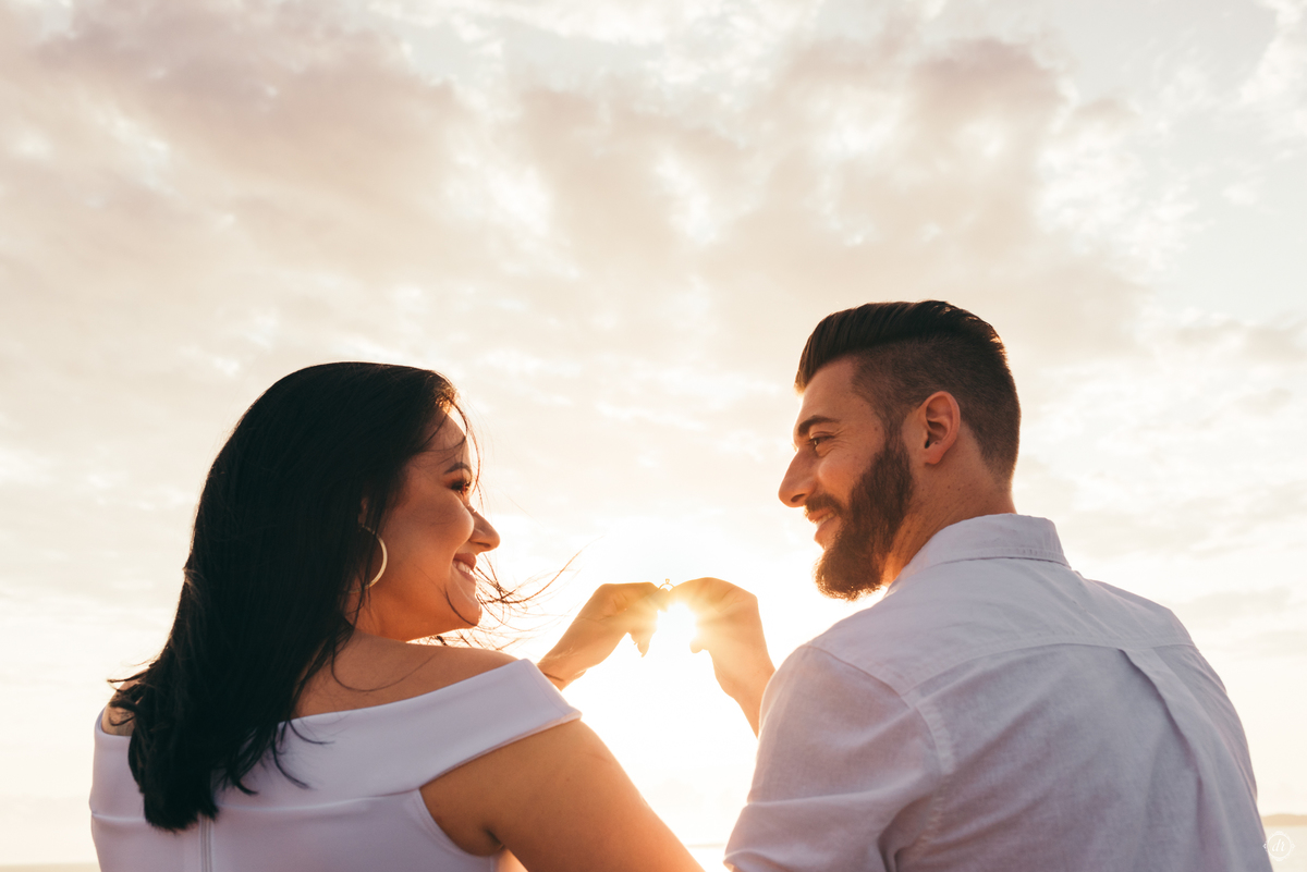 ensaio na praia pre casamento guardo do embau santa catarina nascer do sol na praia fotos na praia noiva na praia ensaio de casal daniela radavelli fotografia 