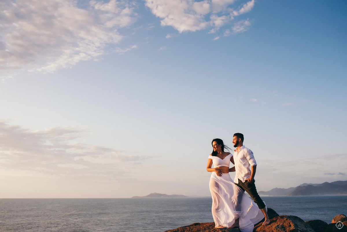 ensaio na praia pre casamento guardo do embau santa catarina nascer do sol na praia fotos na praia noiva na praia ensaio de casal daniela radavelli fotografia 
