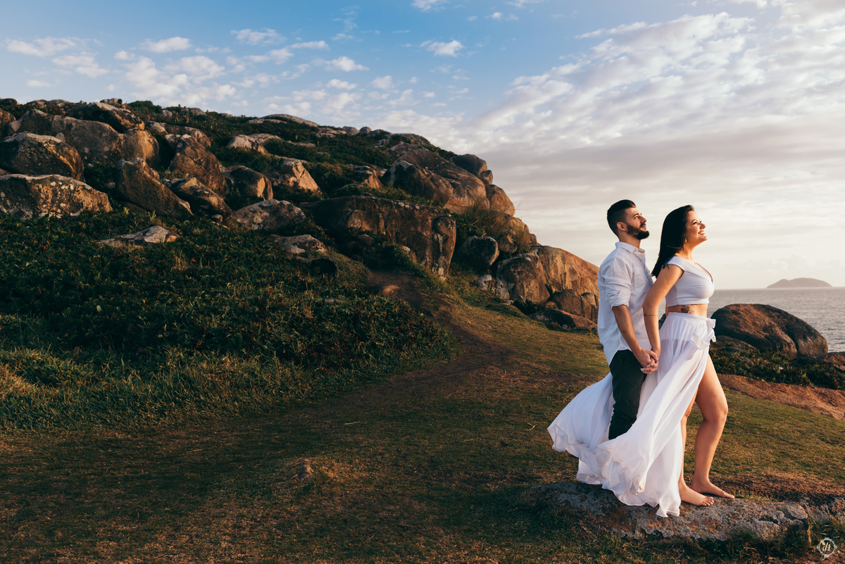 ensaio na praia pre casamento guardo do embau santa catarina nascer do sol na praia fotos na praia noiva na praia ensaio de casal daniela radavelli fotografia 