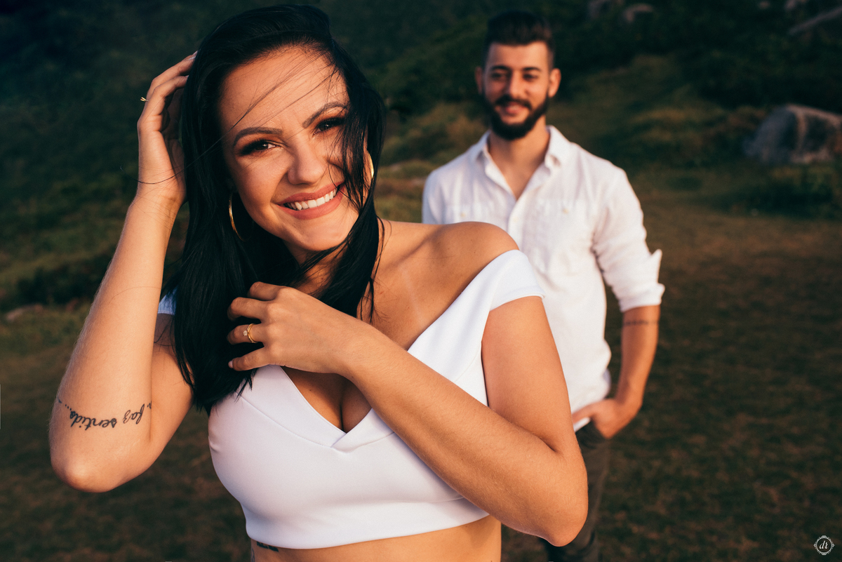 ensaio na praia pre casamento guardo do embau santa catarina nascer do sol na praia fotos na praia noiva na praia ensaio de casal daniela radavelli fotografia 