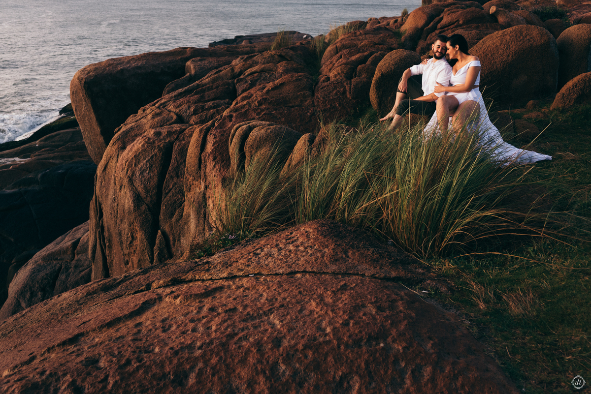 ensaio na praia pre casamento guardo do embau santa catarina nascer do sol na praia fotos na praia noiva na praia ensaio de casal daniela radavelli fotografia 