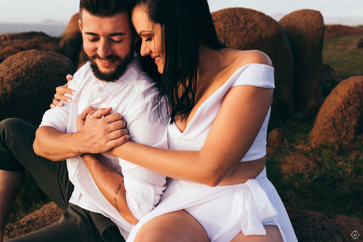 ensaio na praia pre casamento guardo do embau santa catarina nascer do sol na praia fotos na praia noiva na praia ensaio de casal daniela radavelli fotografia 