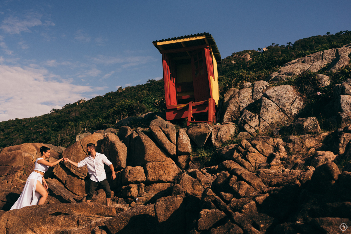 ensaio na praia pre casamento guardo do embau santa catarina nascer do sol na praia fotos na praia noiva na praia ensaio de casal daniela radavelli fotografia 