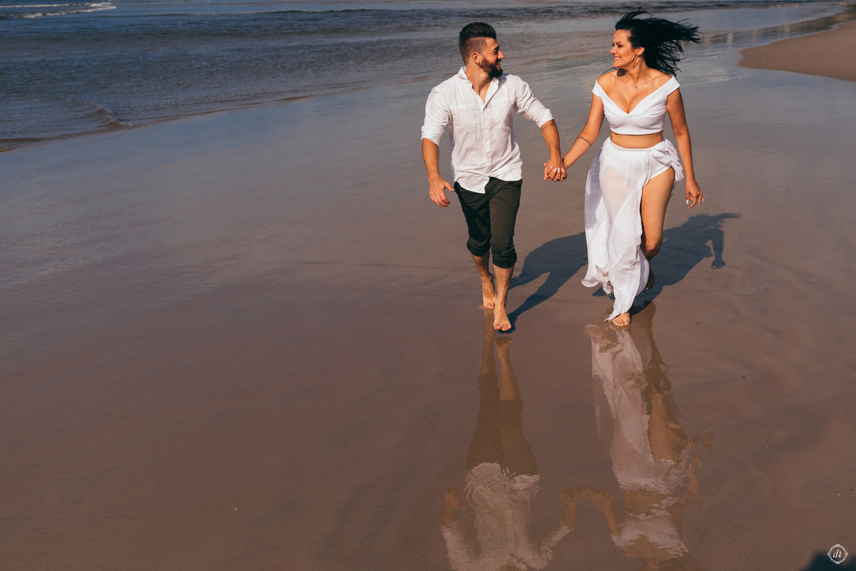 ensaio na praia pre casamento guardo do embau santa catarina nascer do sol na praia fotos na praia noiva na praia ensaio de casal daniela radavelli fotografia 