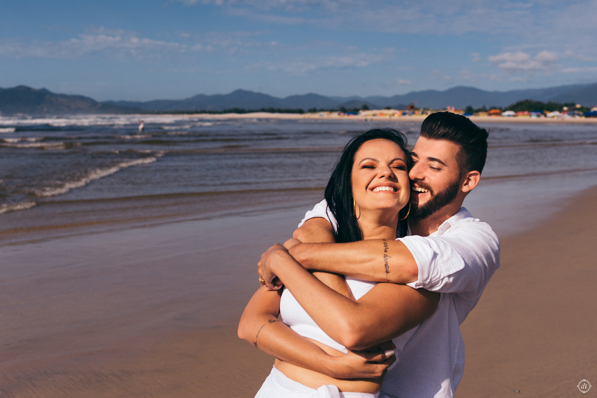 ensaio na praia pre casamento guardo do embau santa catarina nascer do sol na praia fotos na praia noiva na praia ensaio de casal daniela radavelli fotografia 