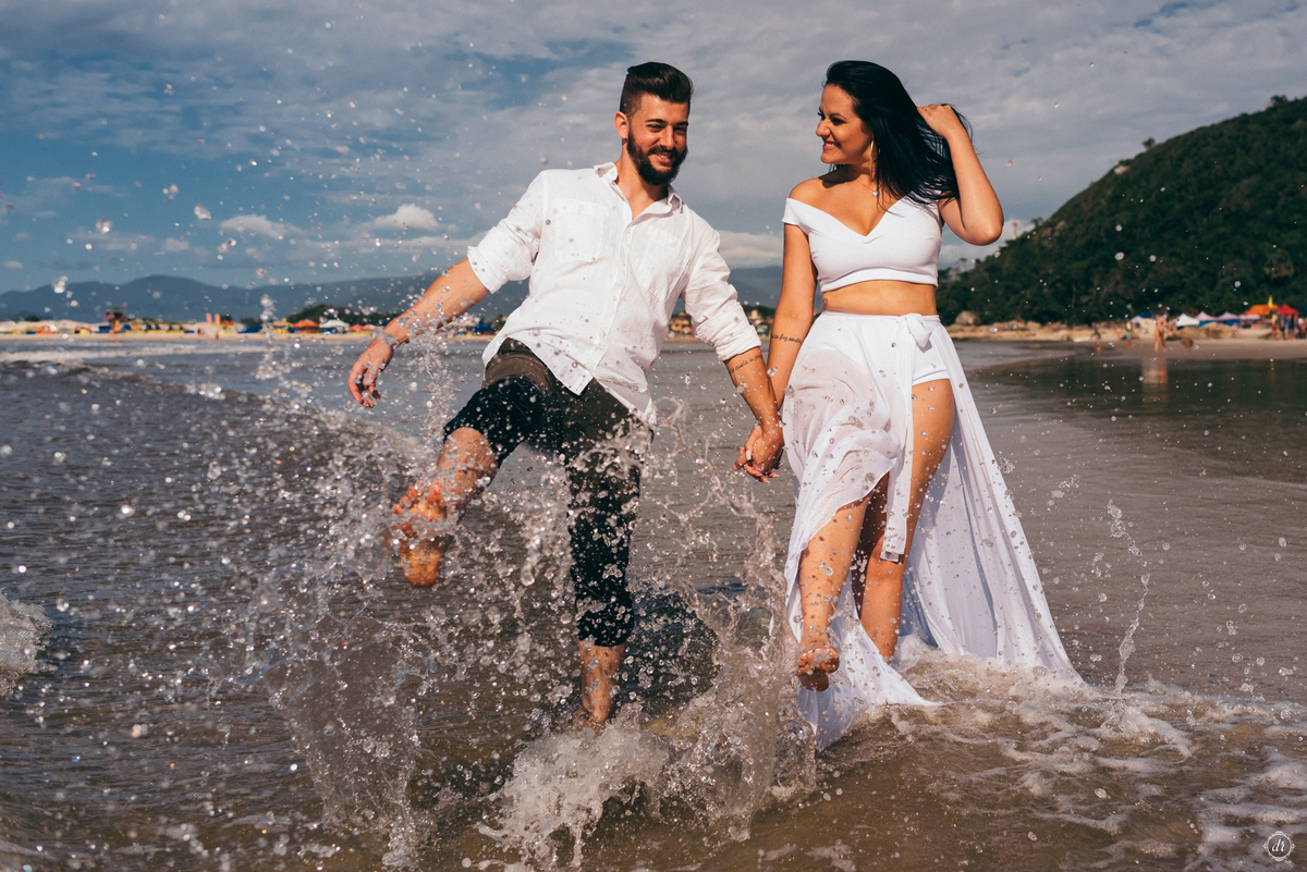 ensaio na praia pre casamento guardo do embau santa catarina nascer do sol na praia fotos na praia noiva na praia ensaio de casal daniela radavelli fotografia 