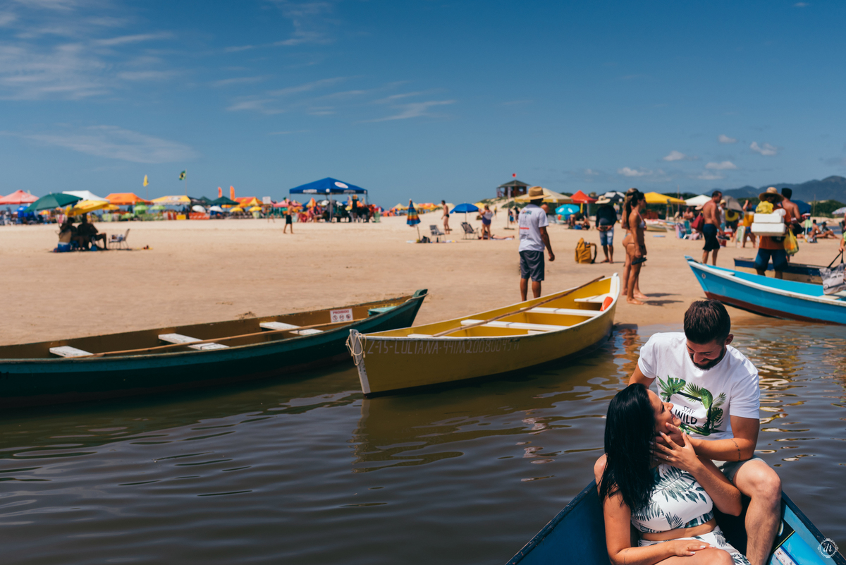 ensaio na praia pre casamento guardo do embau santa catarina nascer do sol na praia fotos na praia noiva na praia ensaio de casal daniela radavelli fotografia 