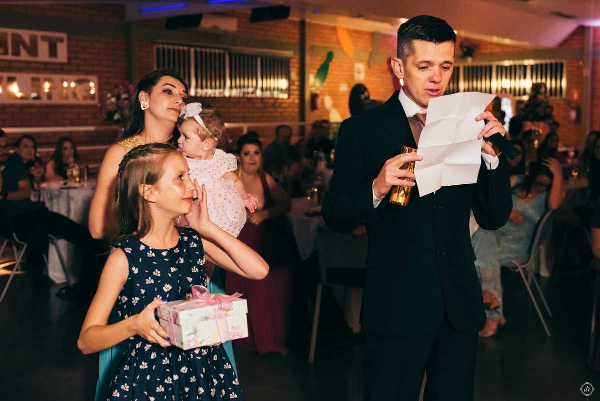 vestido de 15 anos festa de 15 anos princesa make de 15 anos fotos na chuva 