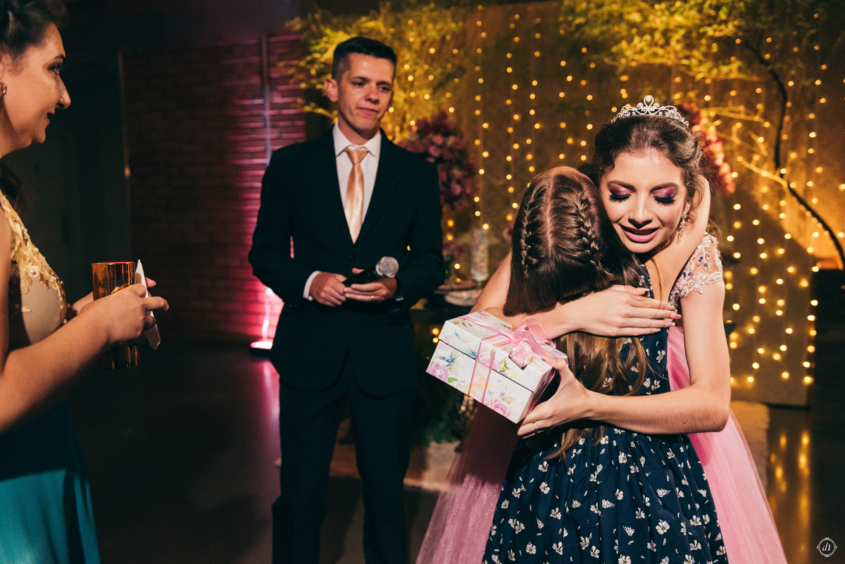 vestido de 15 anos festa de 15 anos princesa make de 15 anos fotos na chuva 