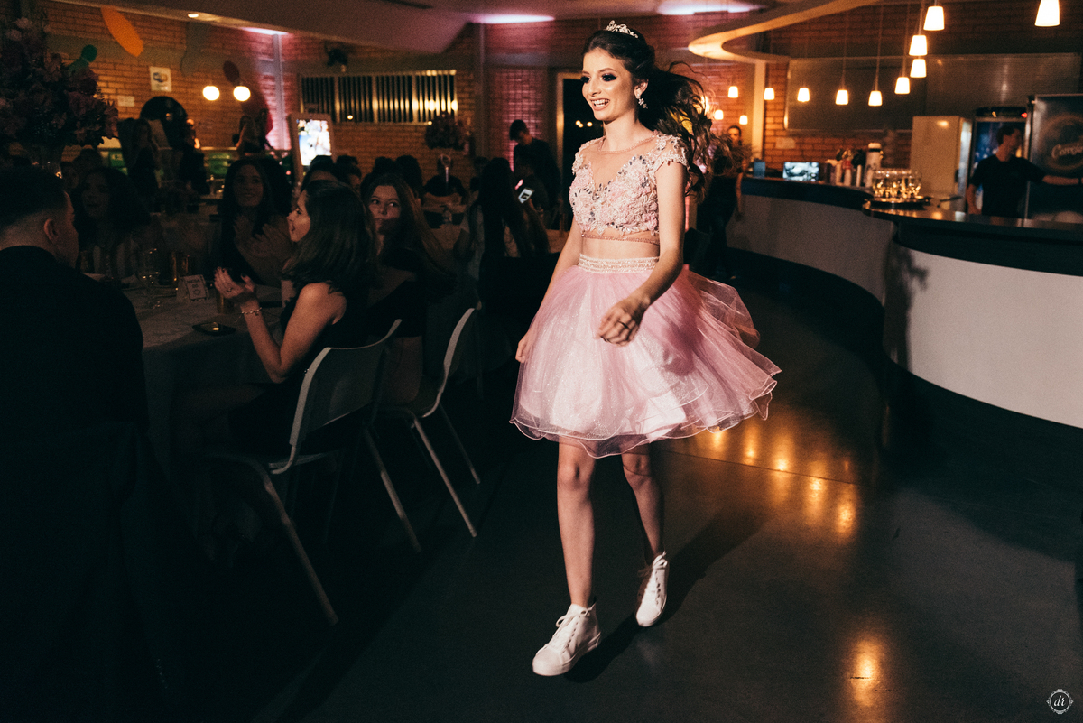 vestido de 15 anos festa de 15 anos princesa make de 15 anos fotos na chuva 