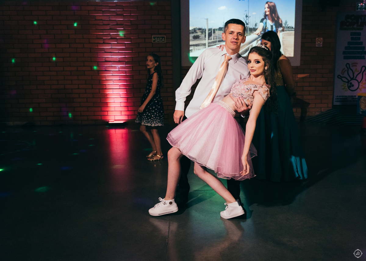 vestido de 15 anos festa de 15 anos princesa make de 15 anos fotos na chuva 