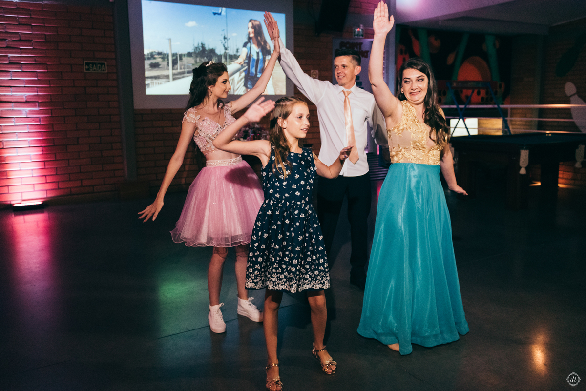 vestido de 15 anos festa de 15 anos princesa make de 15 anos fotos na chuva 