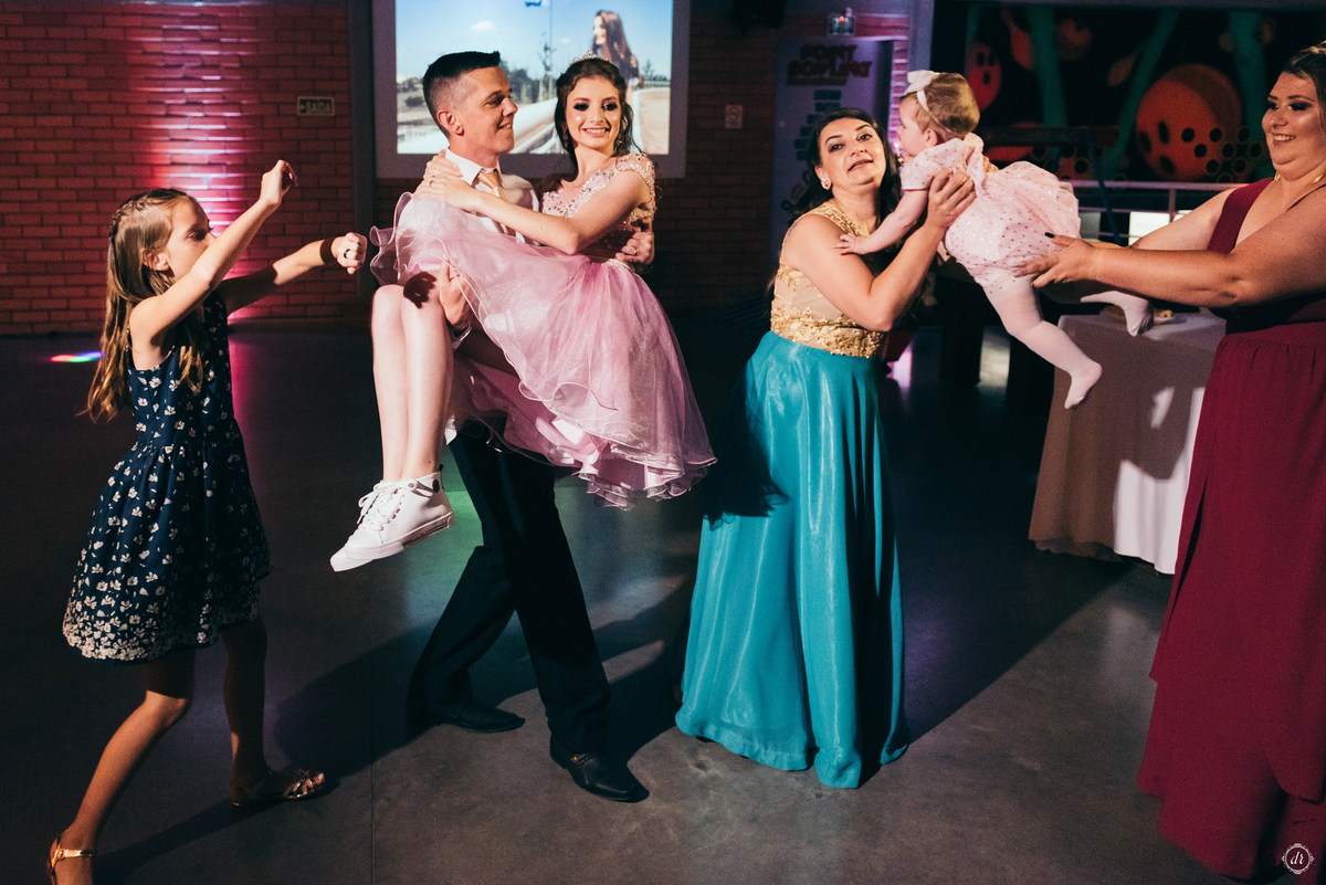 vestido de 15 anos festa de 15 anos princesa make de 15 anos fotos na chuva 