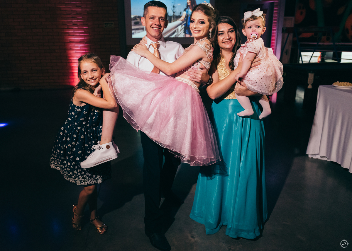 vestido de 15 anos festa de 15 anos princesa make de 15 anos fotos na chuva 