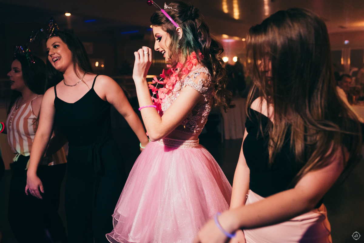 vestido de 15 anos festa de 15 anos princesa make de 15 anos fotos na chuva 