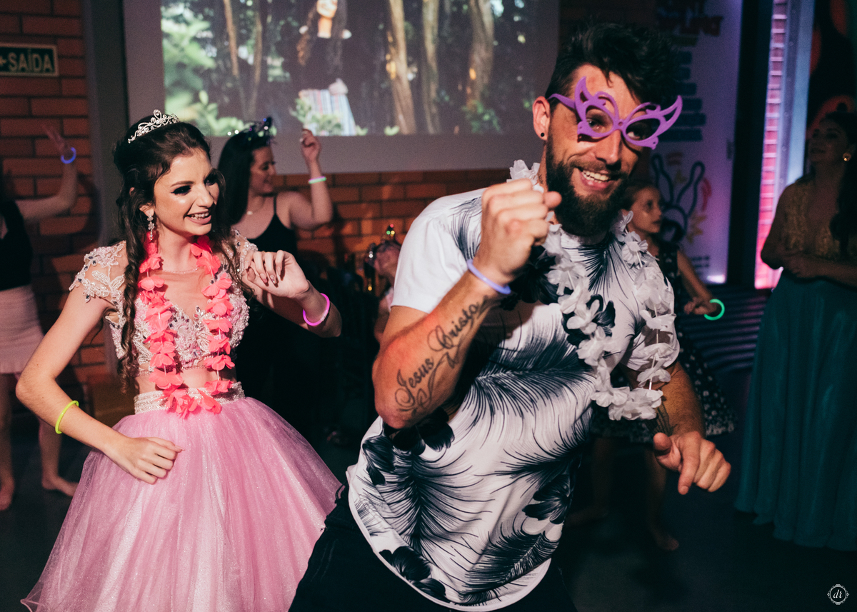 vestido de 15 anos festa de 15 anos princesa make de 15 anos fotos na chuva 