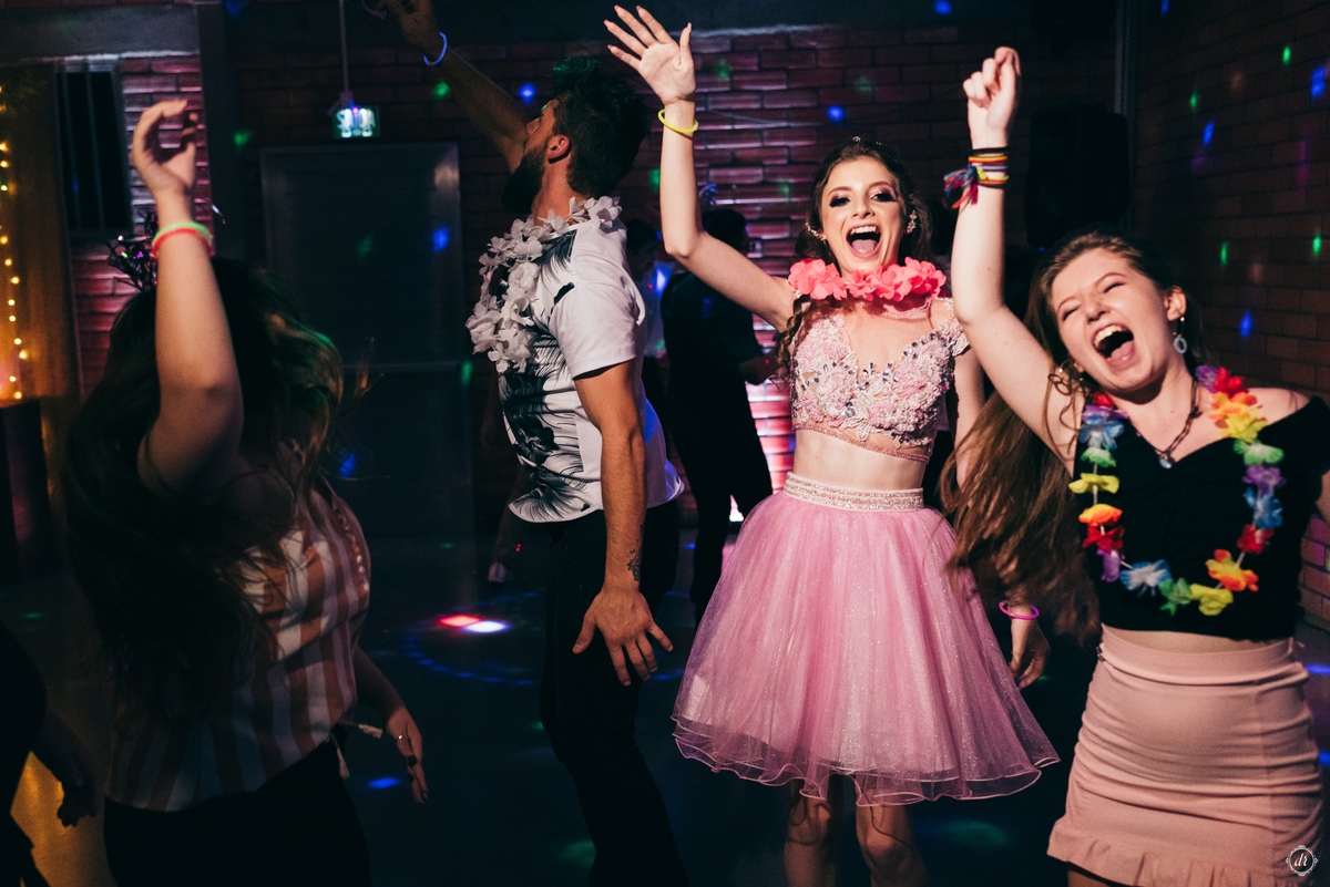 vestido de 15 anos festa de 15 anos princesa make de 15 anos fotos na chuva 
