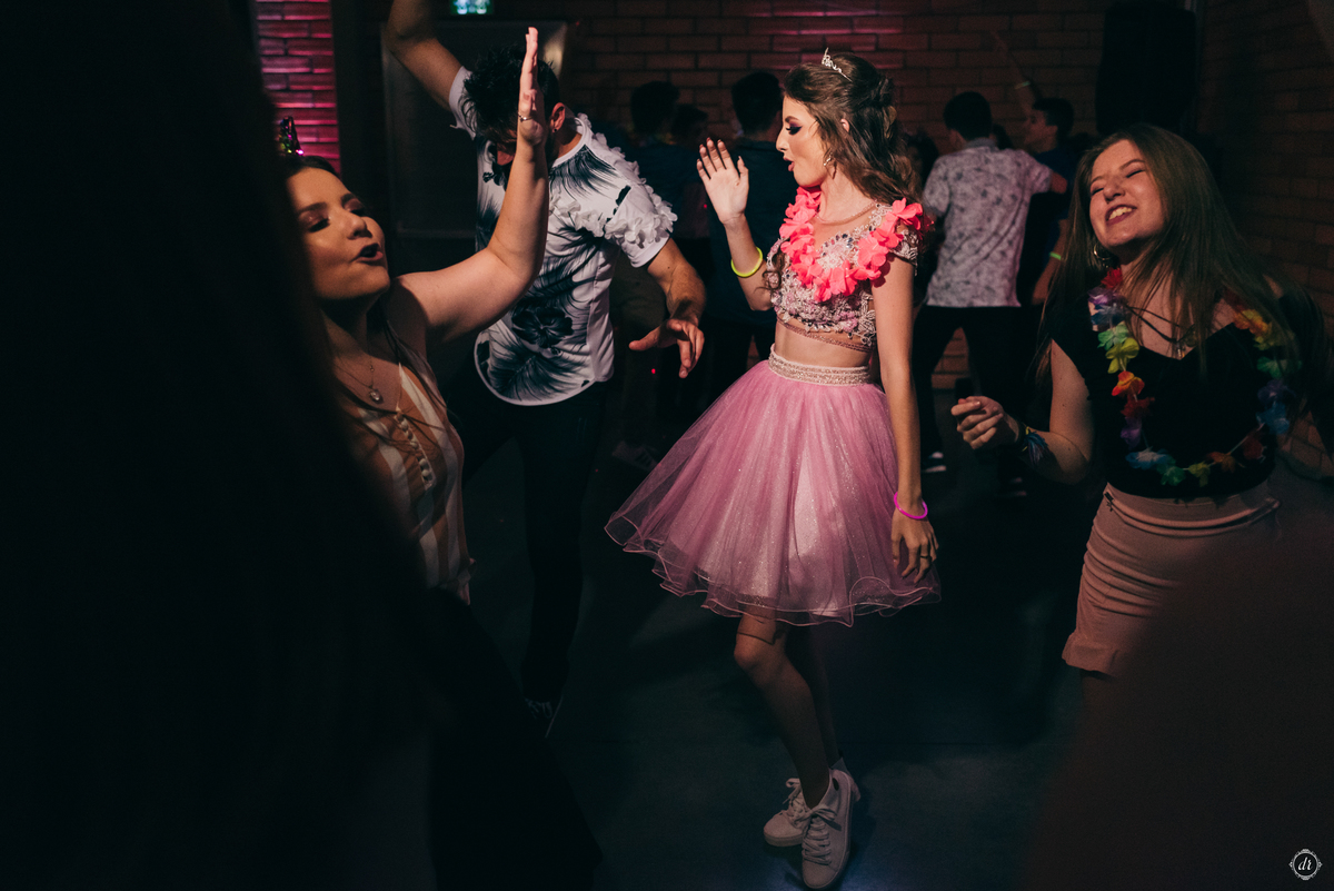 vestido de 15 anos festa de 15 anos princesa make de 15 anos fotos na chuva 