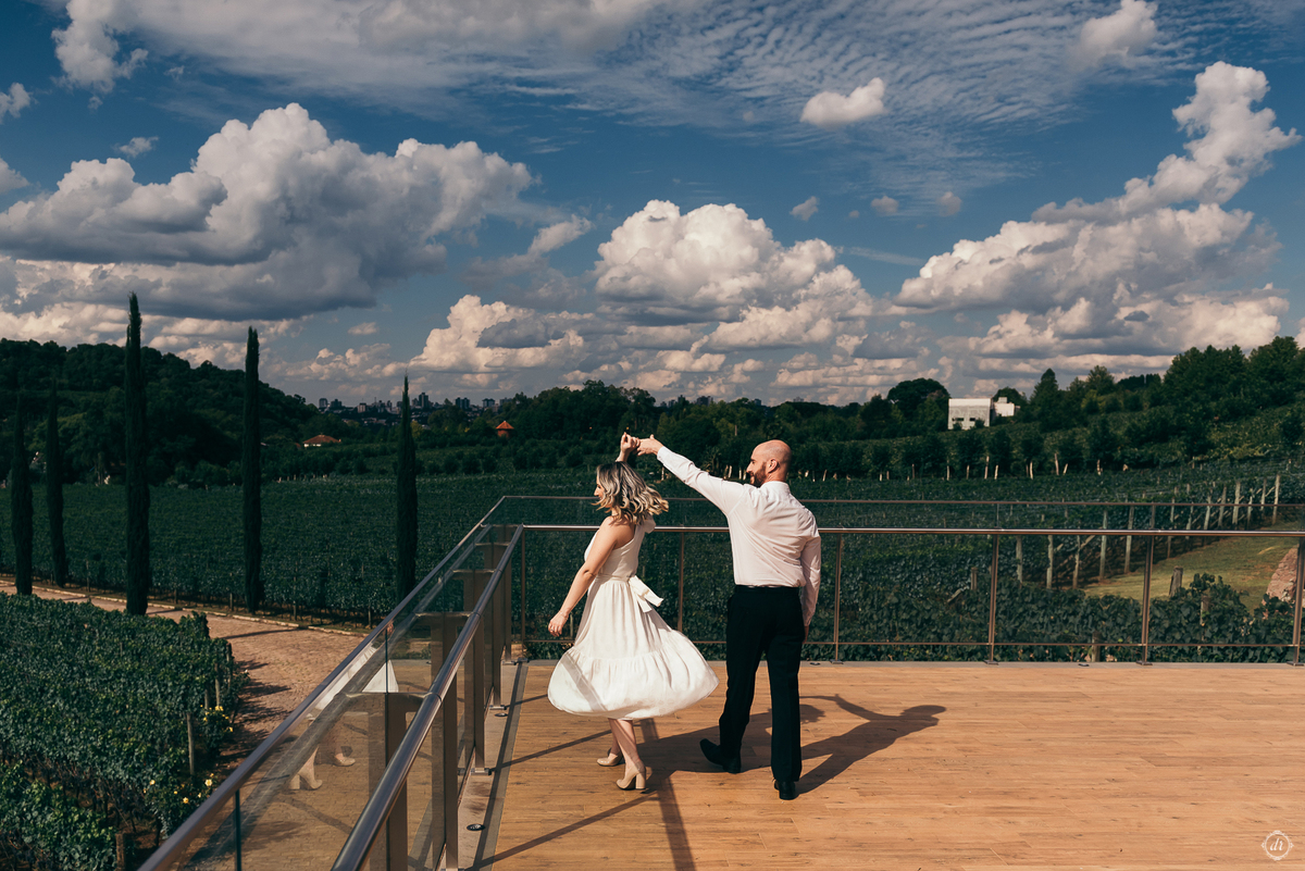 ensaio de casal na vinicola daniela radavelli fotografa vinicola alma unica vale dos vinhedos pre casamento 