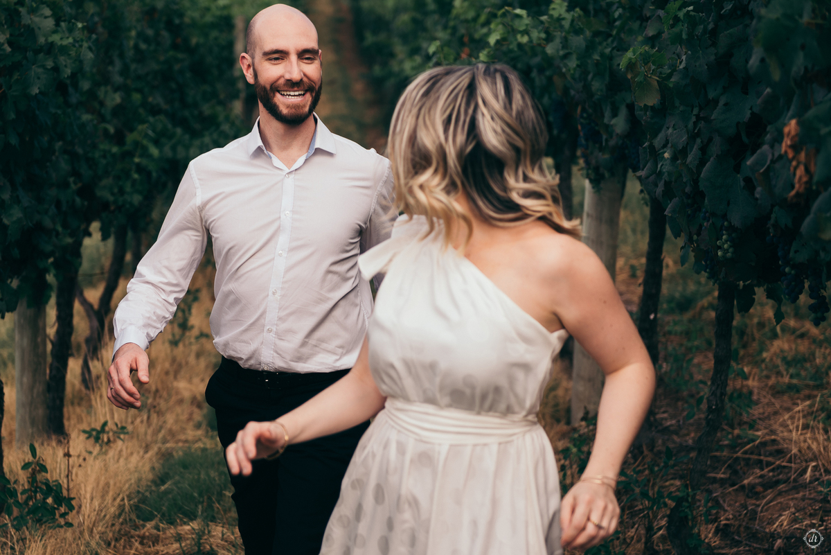 ensaio de casal na vinicola daniela radavelli fotografa vinicola alma unica vale dos vinhedos pre casamento 