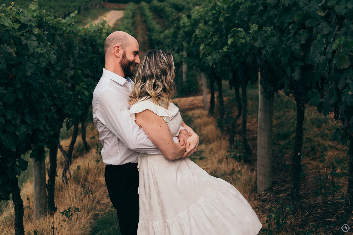 ensaio de casal na vinicola daniela radavelli fotografa vinicola alma unica vale dos vinhedos pre casamento 
