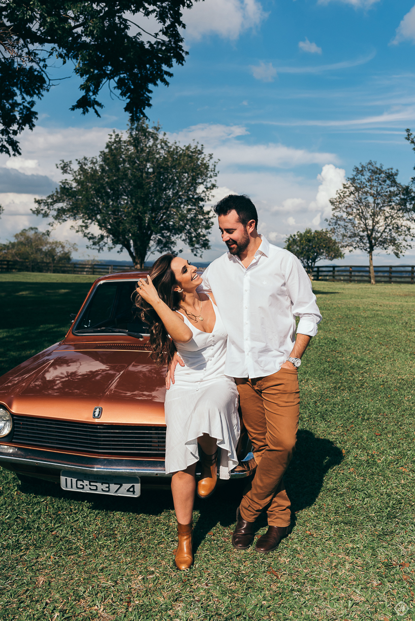 ensaio de casamento pre wedding daniela radavelli fotografia corcel marrom corcel do nono apaixonado por corcel  ensaio na fazenda