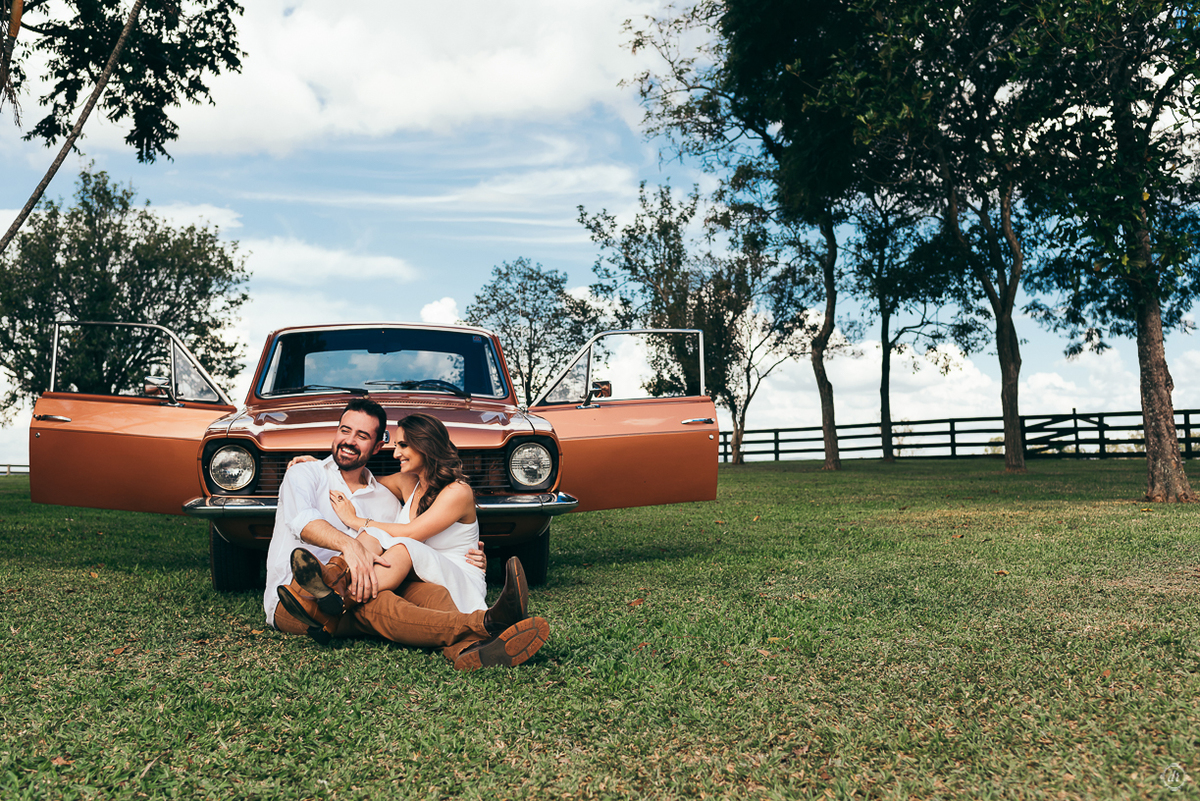 ensaio de casamento pre wedding daniela radavelli fotografia corcel marrom corcel do nono apaixonado por corcel  ensaio na fazenda