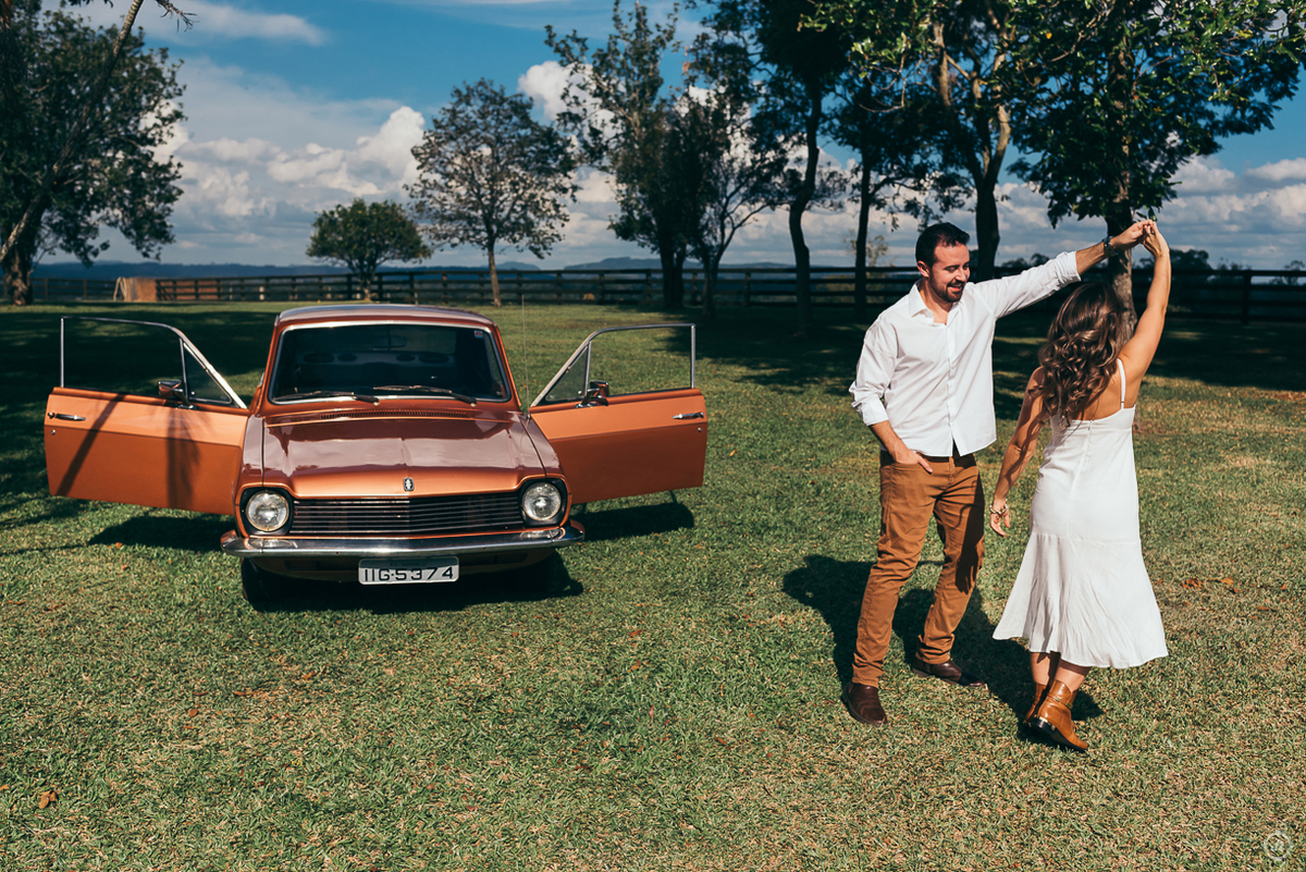 ensaio de casamento pre wedding daniela radavelli fotografia corcel marrom corcel do nono apaixonado por corcel  ensaio na fazenda