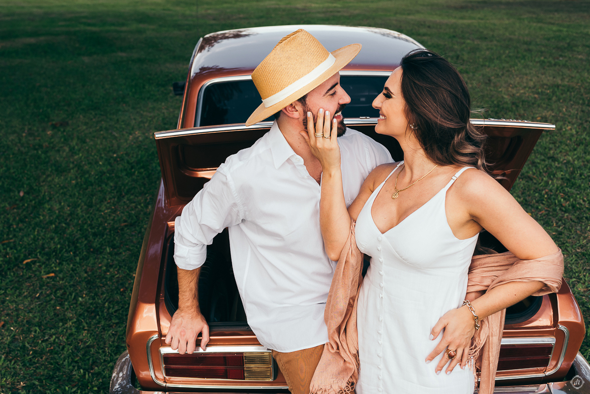 ensaio de casamento pre wedding daniela radavelli fotografia corcel marrom corcel do nono apaixonado por corcel  ensaio na fazenda