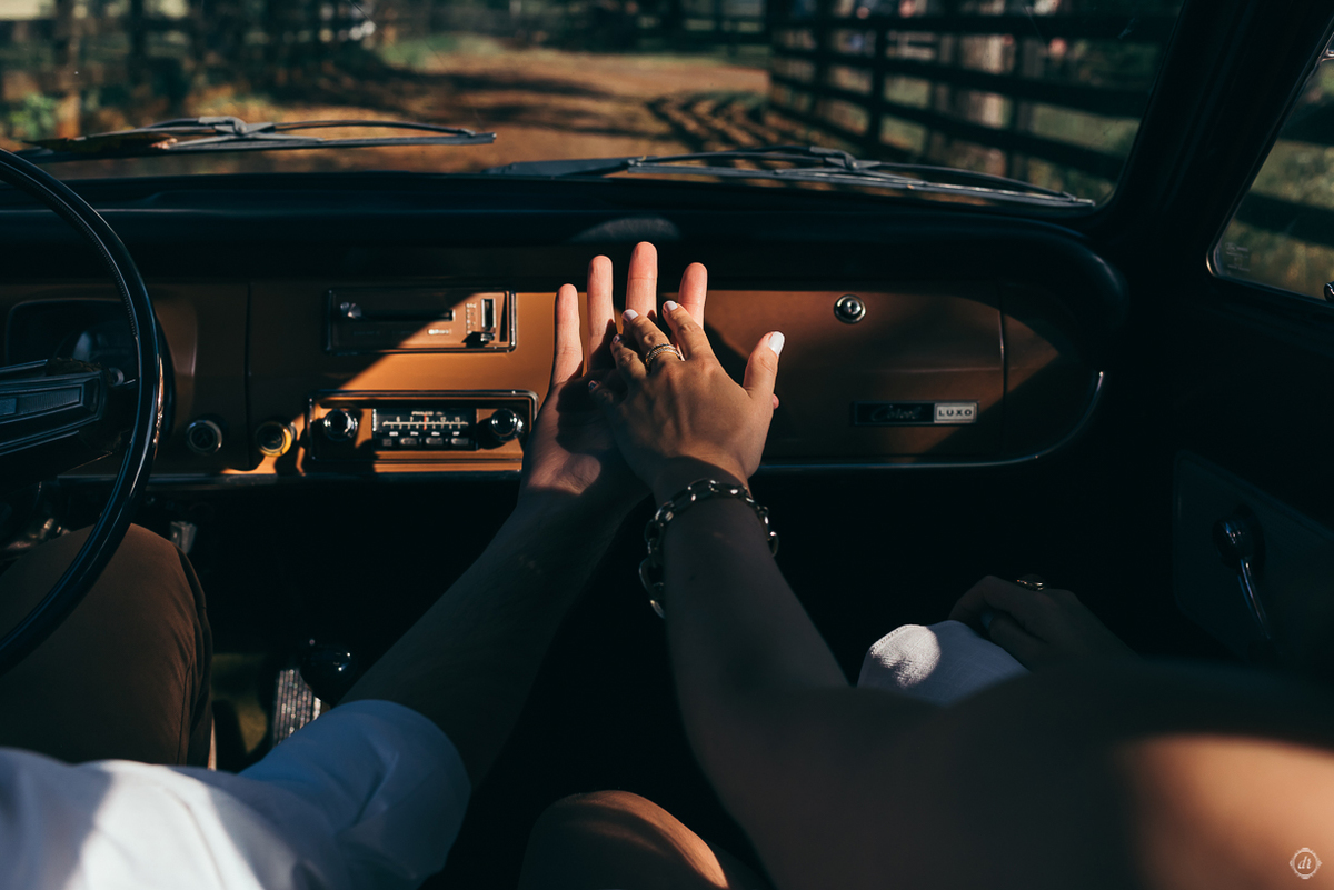 ensaio de casamento pre wedding daniela radavelli fotografia corcel marrom corcel do nono apaixonado por corcel  ensaio na fazenda