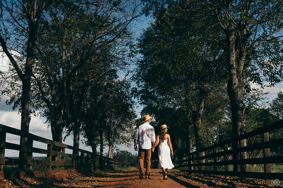 ensaio de casamento pre wedding daniela radavelli fotografia corcel marrom corcel do nono apaixonado por corcel  ensaio na fazenda