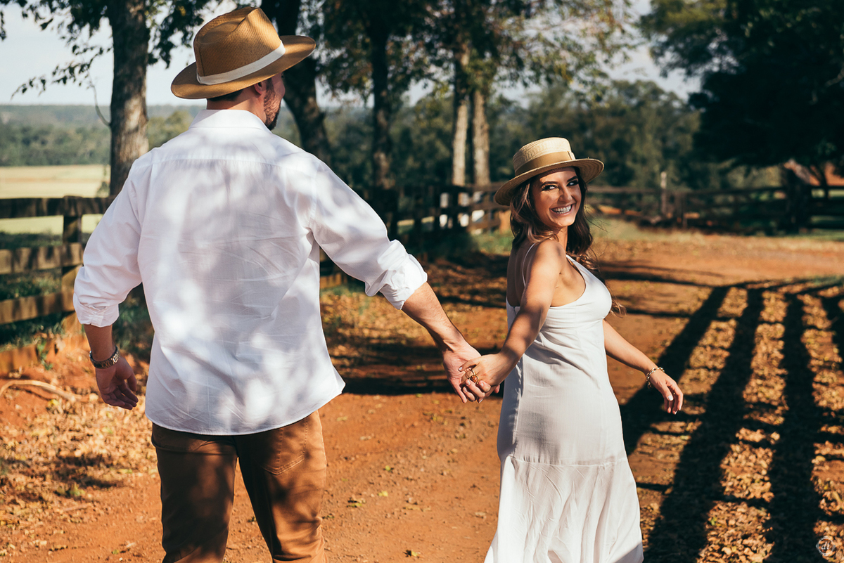 ensaio de casamento pre wedding daniela radavelli fotografia corcel marrom corcel do nono apaixonado por corcel  ensaio na fazenda