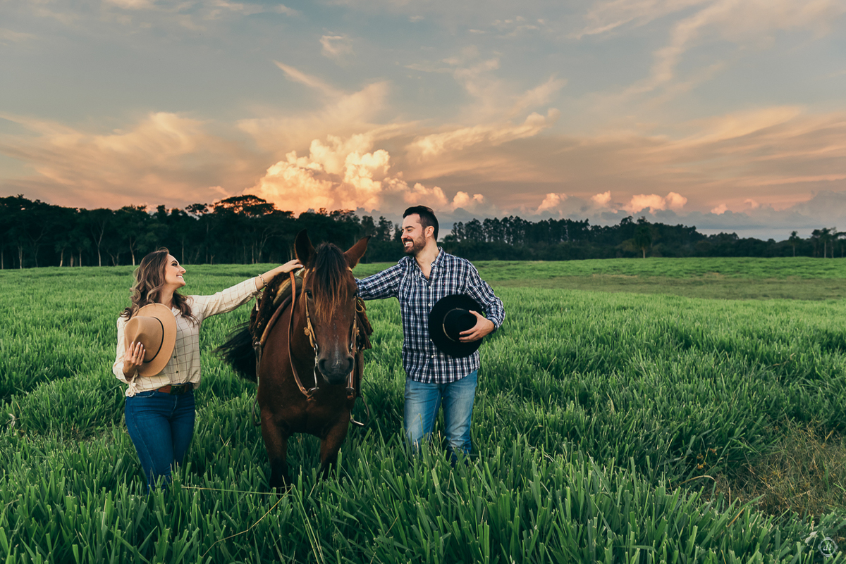 ensaio de casamento pre wedding daniela radavelli fotografia corcel marrom corcel do nono apaixonado por corcel  ensaio na fazenda amor por caval ensaio com cavalo 