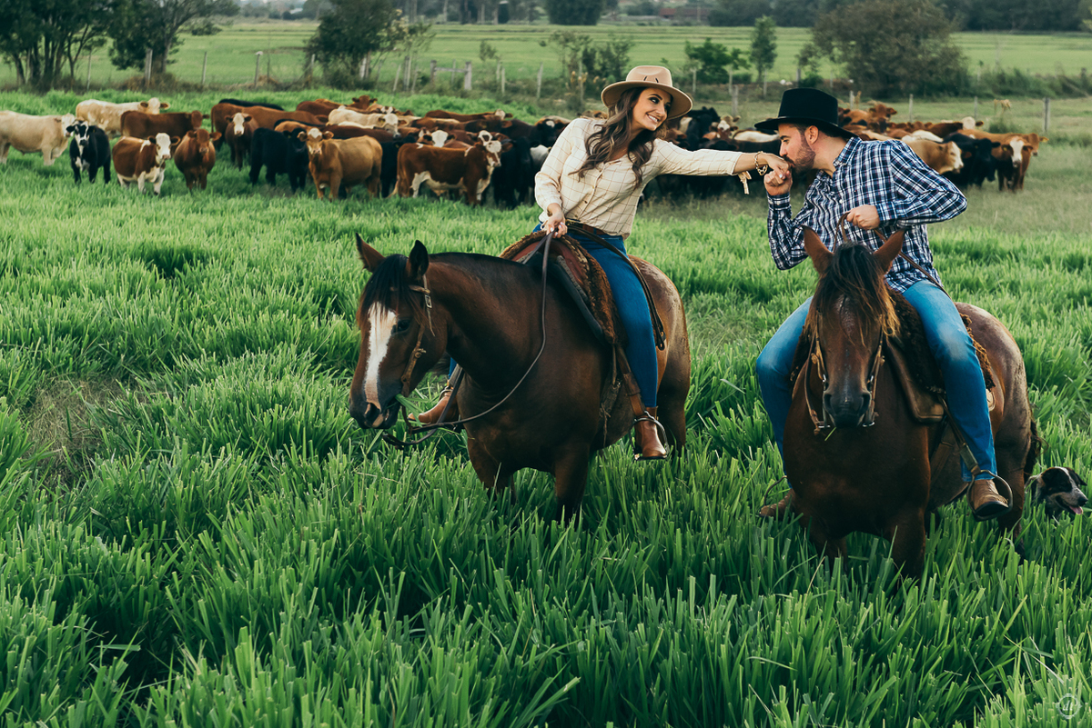 ensaio de casamento pre wedding daniela radavelli fotografia corcel marrom corcel do nono apaixonado por corcel  ensaio na fazenda  amor por caval ensaio com cavalo 