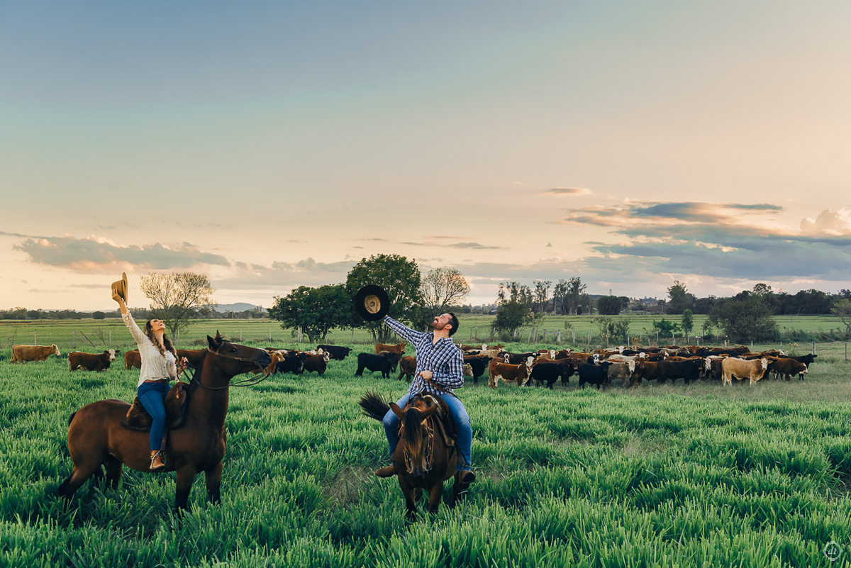 ensaio de casamento pre wedding daniela radavelli fotografia corcel marrom corcel do nono apaixonado por corcel  ensaio na fazenda  amor por caval ensaio com cavalo 