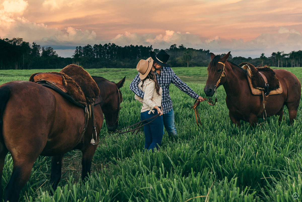 ensaio de casamento pre wedding daniela radavelli fotografia corcel marrom corcel do nono apaixonado por corcel  ensaio na fazenda  amor por caval ensaio com cavalo 