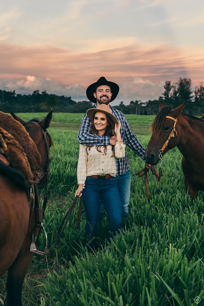 ensaio de casamento pre wedding daniela radavelli fotografia corcel marrom corcel do nono apaixonado por corcel  ensaio na fazenda  amor por caval ensaio com cavalo 