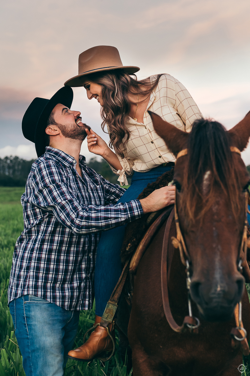 ensaio de casamento pre wedding daniela radavelli fotografia corcel marrom corcel do nono apaixonado por corcel  ensaio na fazenda  amor por caval ensaio com cavalo 