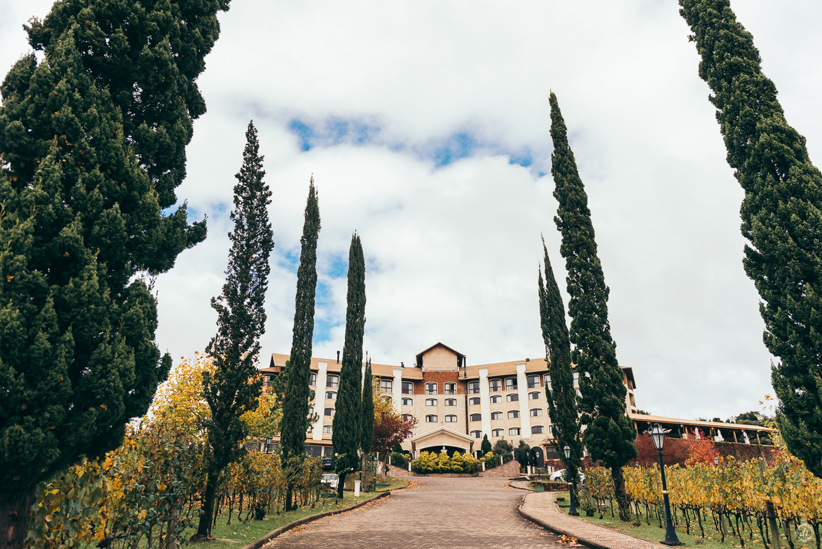 casamento no spa do vinho casamento no vale dos vinhedos fotografa de casamento na serra gaúcha outono no sul scania brasil noivo de caminhão mini wedding no sul elopement no vale dos vinhedos noivas do brasil casamento da pandemia daniela radavelli