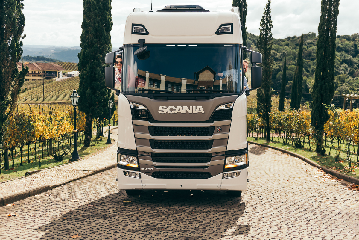 casamento no spa do vinho casamento no vale dos vinhedos fotografa de casamento na serra gaúcha outono no sul scania brasil noivo de caminhão mini wedding no sul elopement no vale dos vinhedos noivas do brasil casamento da pandemia daniela radavelli