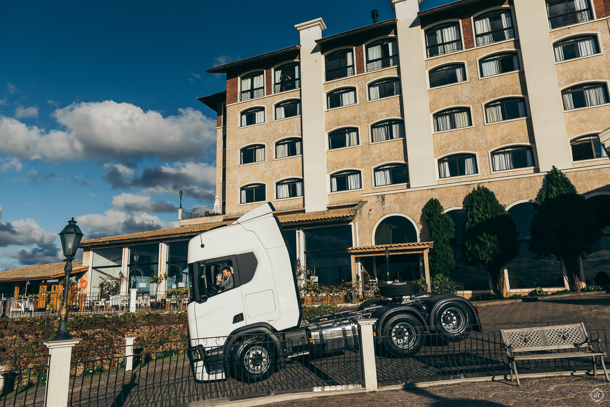 casamento no spa do vinho casamento no vale dos vinhedos fotografa de casamento na serra gaúcha outono no sul scania brasil noivo de caminhão mini wedding no sul elopement no vale dos vinhedos noivas do brasil casamento da pandemia daniela radavelli