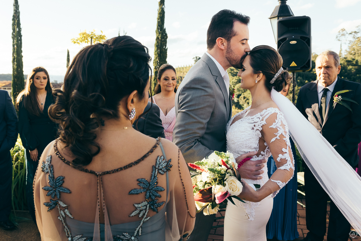 casamento no spa do vinho casamento no vale dos vinhedos fotografa de casamento na serra gaúcha outono no sul scania brasil noivo de caminhão mini wedding no sul elopement no vale dos vinhedos noivas do brasil casamento da pandemia daniela radavelli