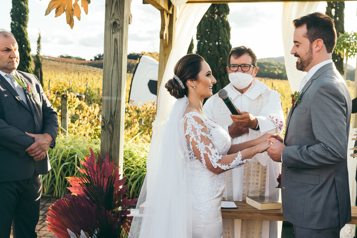 casamento no spa do vinho casamento no vale dos vinhedos fotografa de casamento na serra gaúcha outono no sul scania brasil noivo de caminhão mini wedding no sul elopement no vale dos vinhedos noivas do brasil casamento da pandemia daniela radavelli