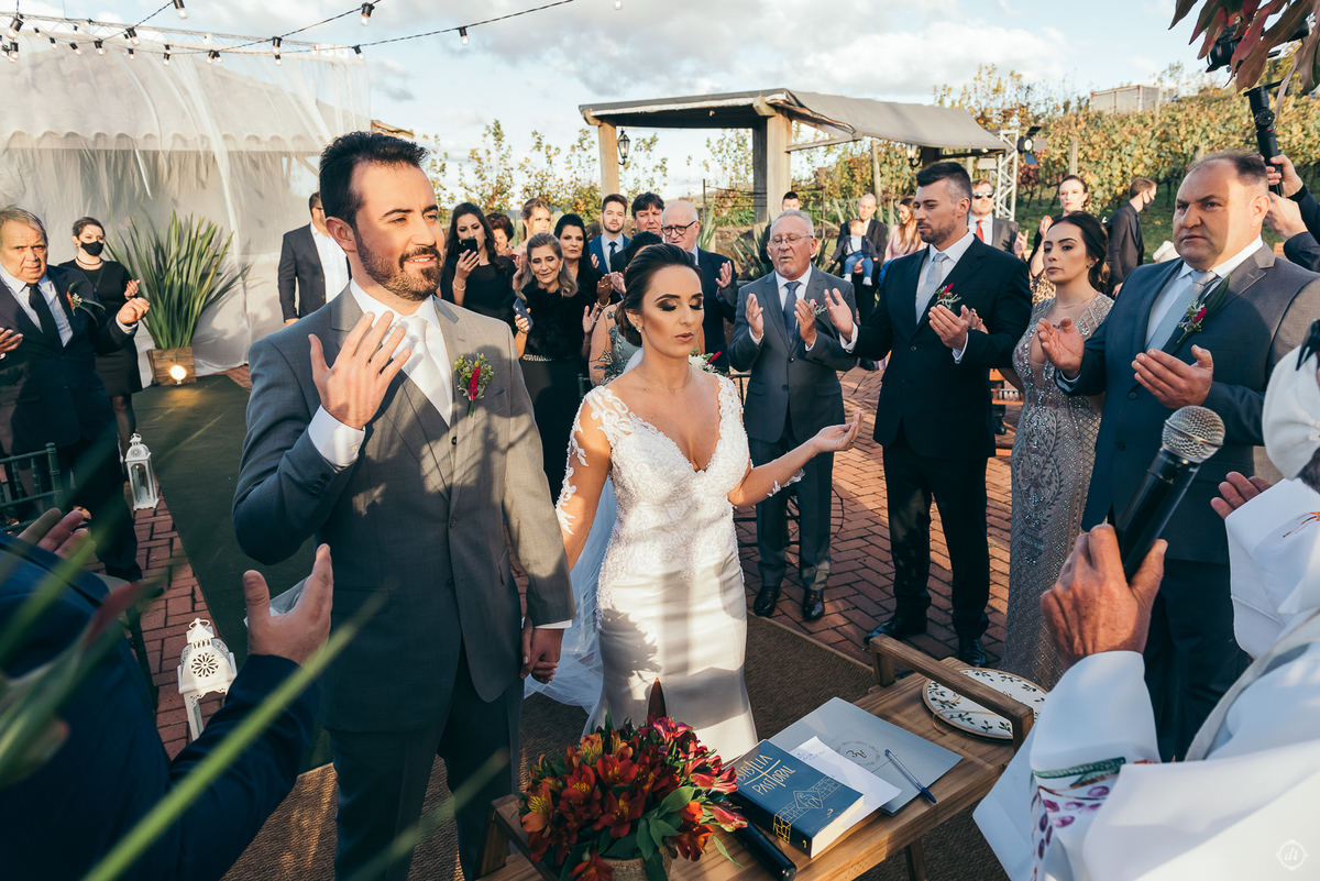 casamento no spa do vinho casamento no vale dos vinhedos fotografa de casamento na serra gaúcha outono no sul scania brasil noivo de caminhão mini wedding no sul elopement no vale dos vinhedos noivas do brasil casamento da pandemia daniela radavelli