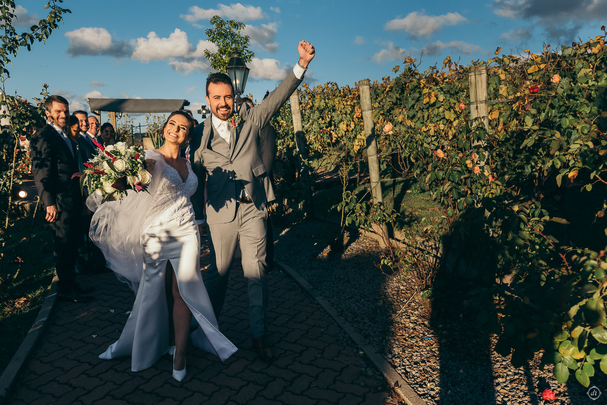 casamento no spa do vinho casamento no vale dos vinhedos fotografa de casamento na serra gaúcha outono no sul scania brasil noivo de caminhão mini wedding no sul elopement no vale dos vinhedos noivas do brasil casamento da pandemia daniela radavelli