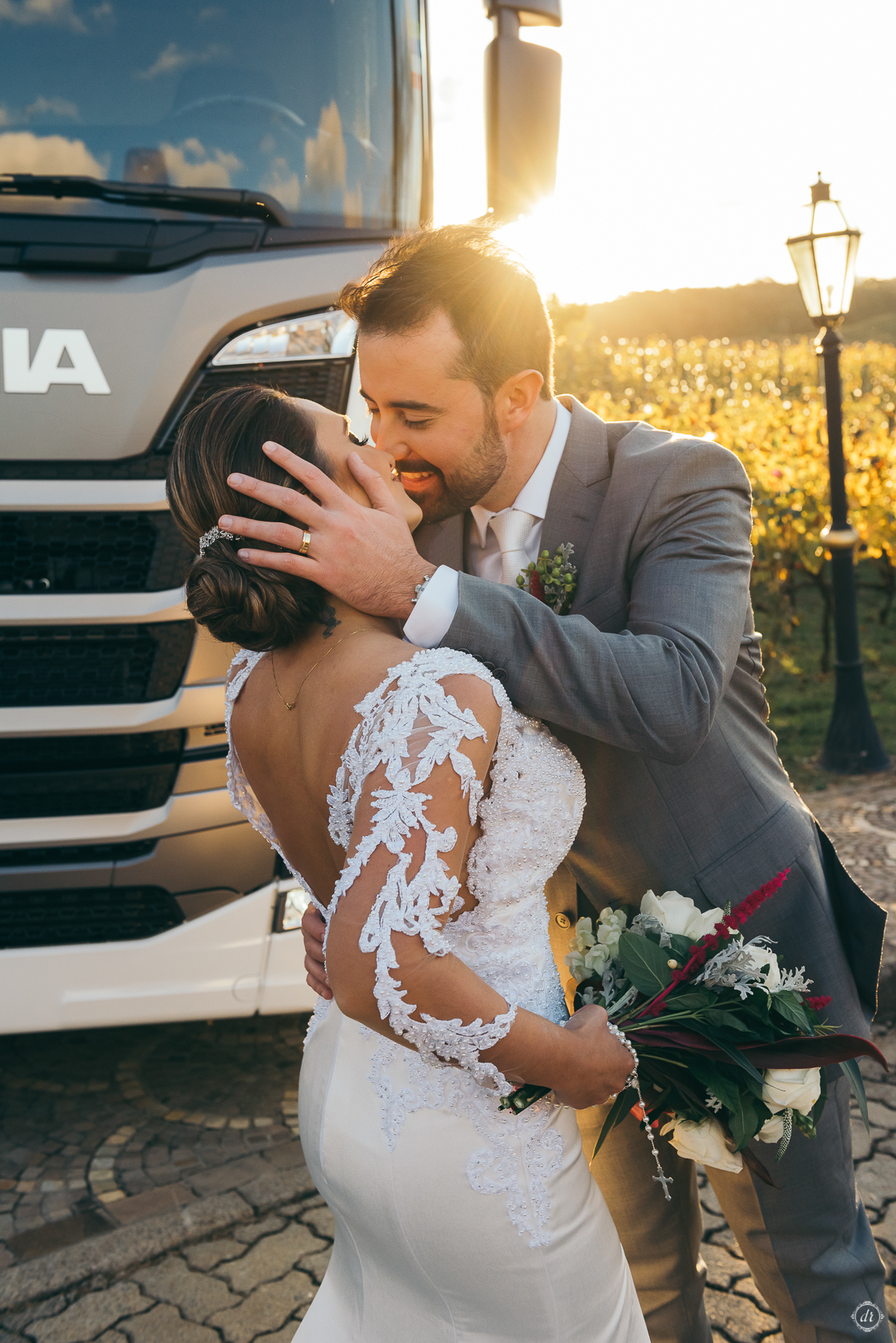 casamento no spa do vinho casamento no vale dos vinhedos fotografa de casamento na serra gaúcha outono no sul scania brasil noivo de caminhão mini wedding no sul elopement no vale dos vinhedos noivas do brasil casamento da pandemia daniela radavelli