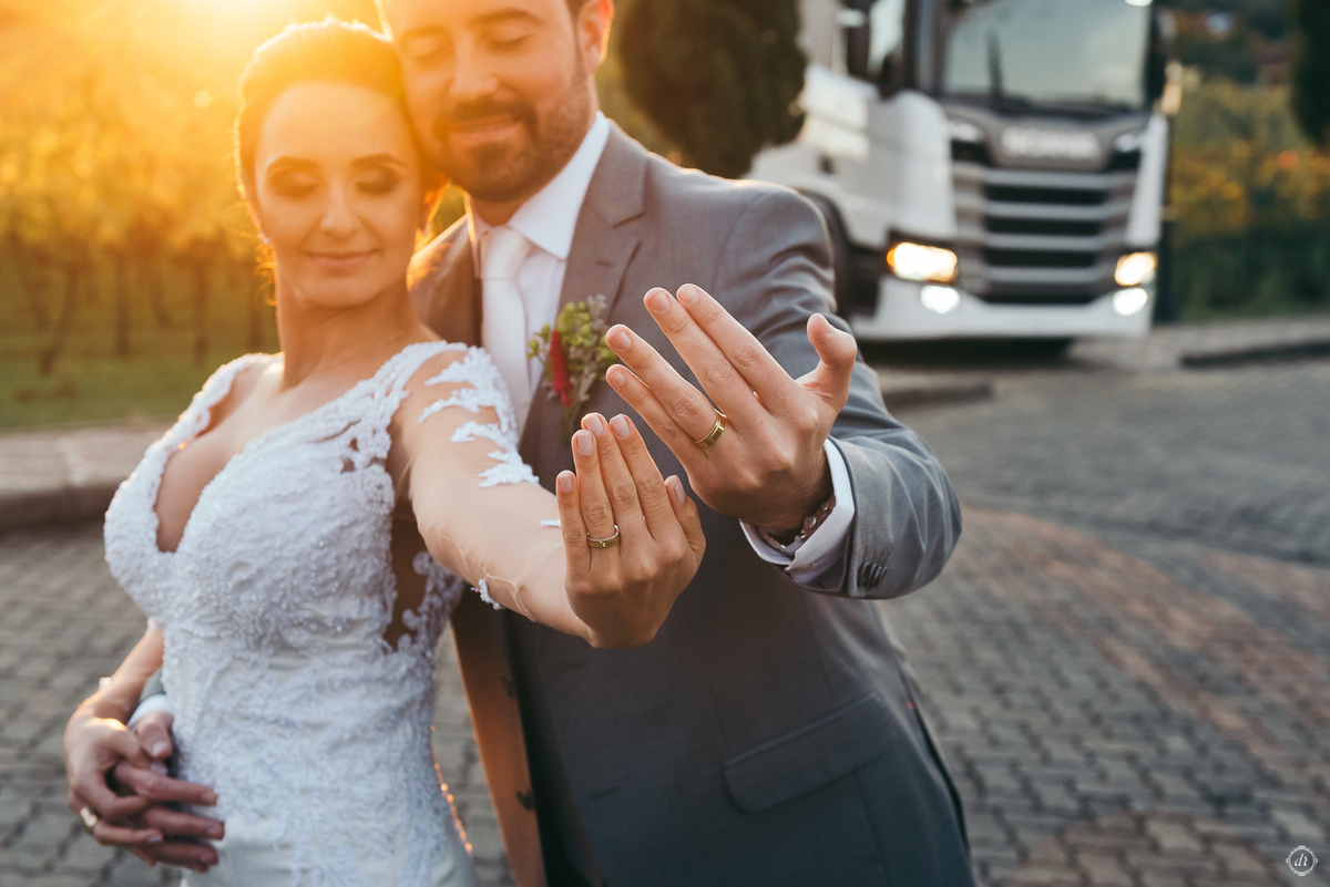 casamento no spa do vinho casamento no vale dos vinhedos fotografa de casamento na serra gaúcha outono no sul scania brasil noivo de caminhão mini wedding no sul elopement no vale dos vinhedos noivas do brasil casamento da pandemia daniela radavelli
