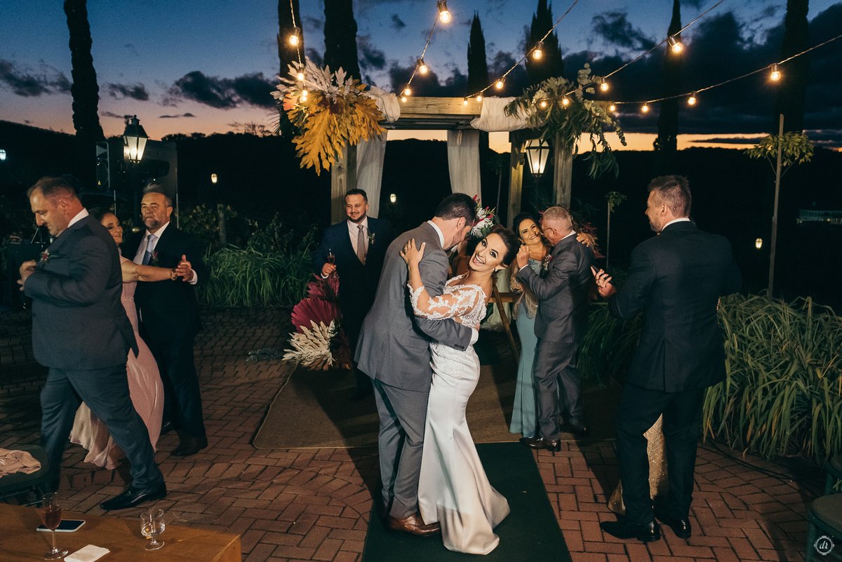 casamento no spa do vinho casamento no vale dos vinhedos fotografa de casamento na serra gaúcha outono no sul scania brasil noivo de caminhão mini wedding no sul elopement no vale dos vinhedos noivas do brasil casamento da pandemia daniela radavelli