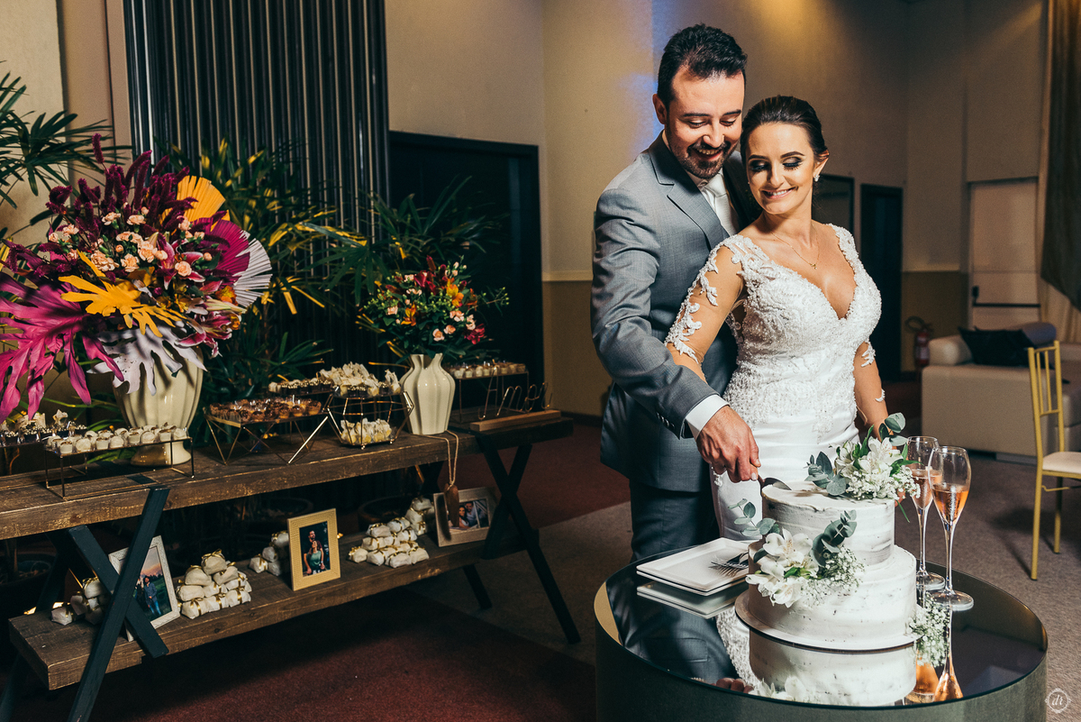 casamento no spa do vinho casamento no vale dos vinhedos fotografa de casamento na serra gaúcha outono no sul scania brasil noivo de caminhão mini wedding no sul elopement no vale dos vinhedos noivas do brasil casamento da pandemia daniela radavelli